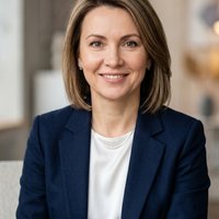 Портрет уверенного российского бизнесмена на нейтральном фоне для рейтинга центров экспресс-медицины Москвы